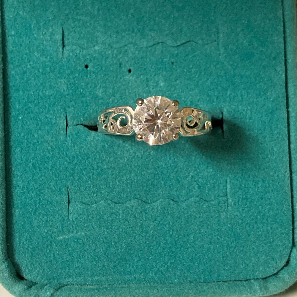 Round solitaire ring - Picture 5 of 12